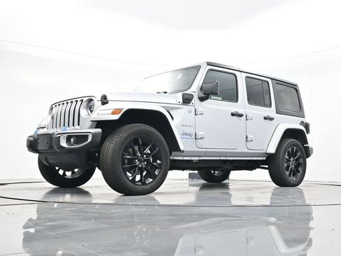 Used 2023 Jeep Wrangler Unlimited Sahara image 27