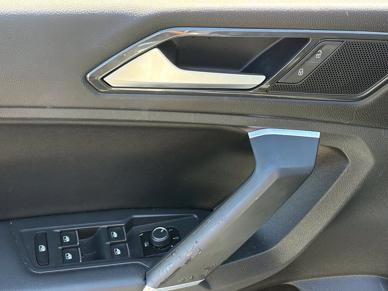 Used 2018 Volkswagen Tiguan SE w/ Panoramic Sunroof Package FWD image 7
