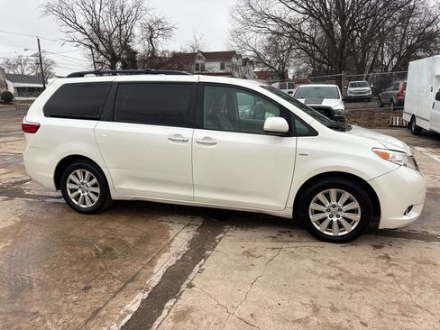 Used 2017 Toyota Sienna XLE w/ XLE Navigation Package image 5