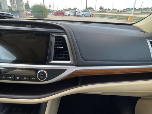 Used 2017 Toyota Highlander Limited FWD image 27
