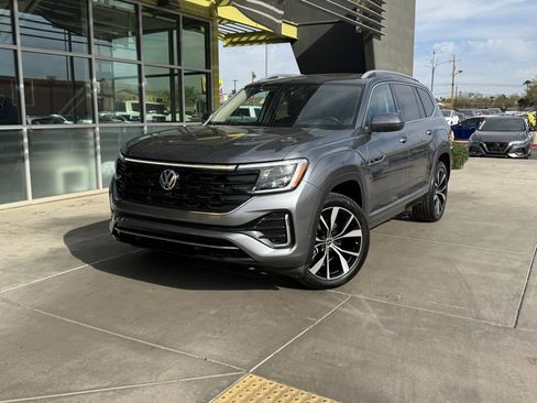 Used 2024 Volkswagen Atlas SEL Premium R-Line image 2