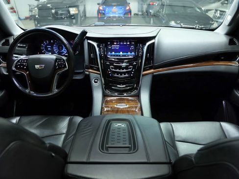 Used 2017 Cadillac Escalade Luxury image 37