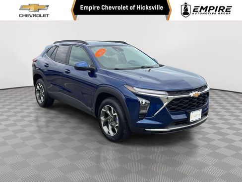Used 2024 Chevrolet Trax LT w/ Driver Confidence Package FWD image 1