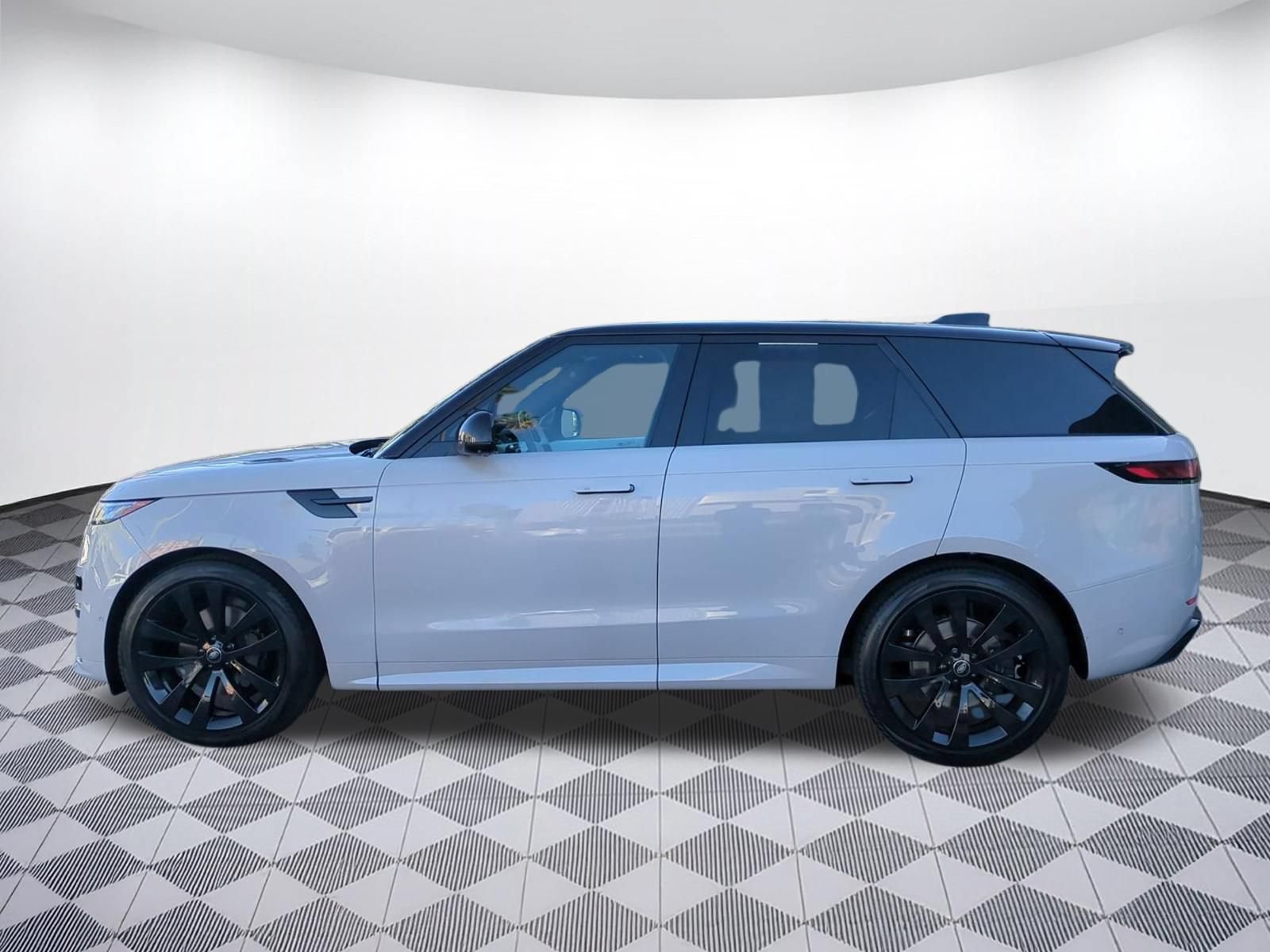 Used 2024 Land Rover Range Rover Sport Dynamic SE AWD/4WD image 2