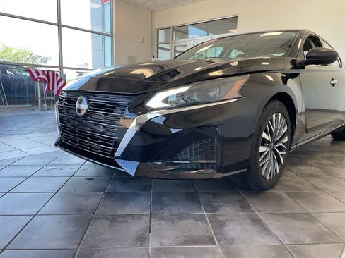 Used 2024 Nissan Altima 2.5 SV FWD image 14