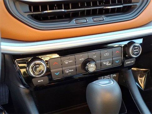 Used 2024 Jeep Compass Limited image 14