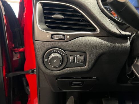 Used 2019 Jeep Cherokee Trailhawk w/ Cold Weather Group image 15