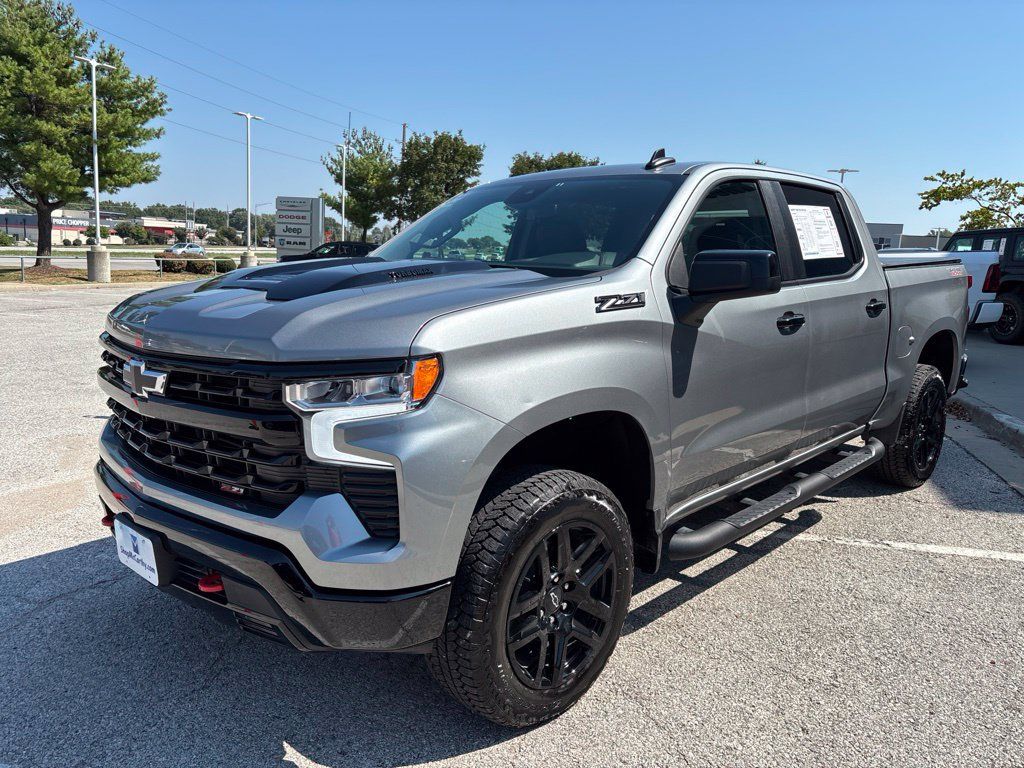 Used 2025 Chevrolet Silverado 1500 LT Trail Boss w/ LPO, Dark Essentials Package AWD/4WD image 4