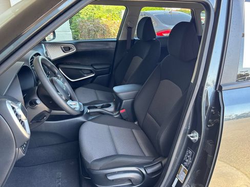Used 2025 Kia Soul LX w/ LX Technology Package FWD image 34