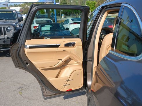 Used 2015 Porsche Cayenne S image 38