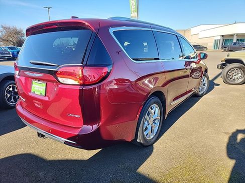 Used 2017 Chrysler Pacifica Limited w/ Advanced Safetytec Group image 3