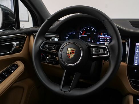 Used 2025 Porsche Macan image 31