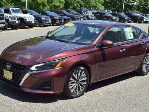 Used 2024 Nissan Altima 2.5 SV w/ SV Premium Package FWD image 4