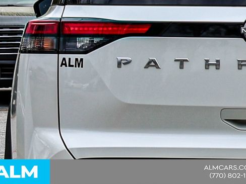 Used 2024 Nissan Pathfinder Platinum FWD image 13
