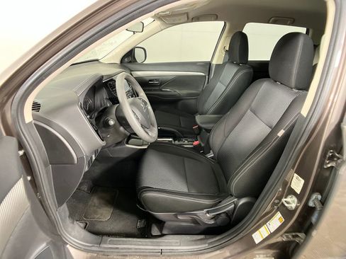 Used 2018 Mitsubishi Outlander ES image 28