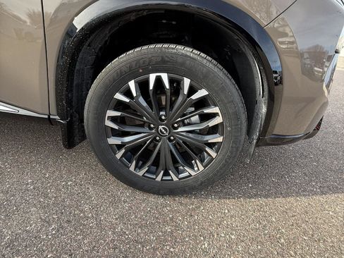 Used 2024 Nissan Rogue Platinum image 3