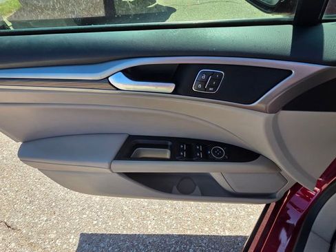 Used 2017 Ford Fusion SE w/ Fusion SE Technology Package FWD image 12