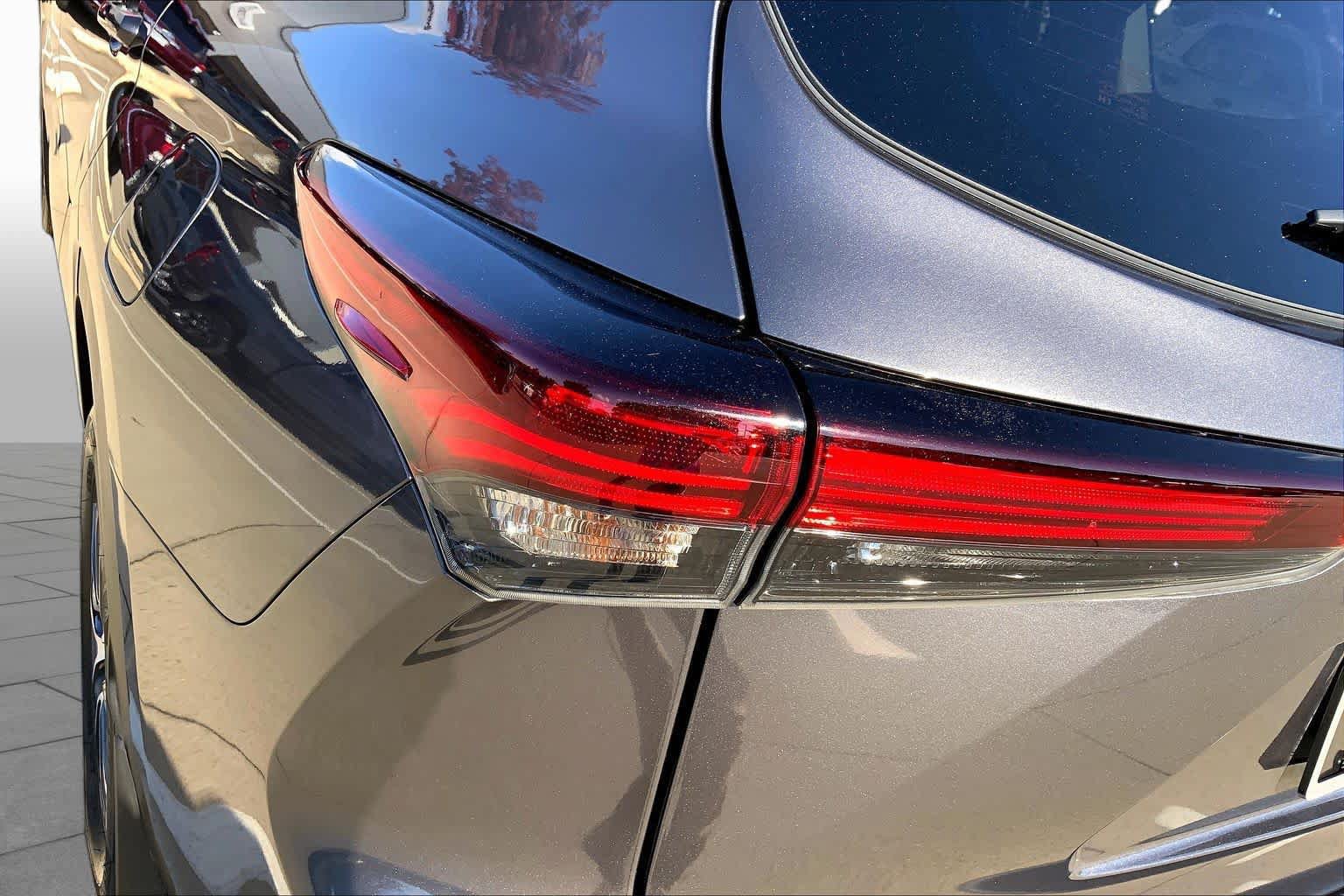 Used 2024 Toyota Highlander XLE AWD/4WD image 28