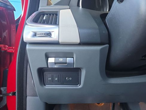 Used 2020 Jaguar E-PACE SE image 18