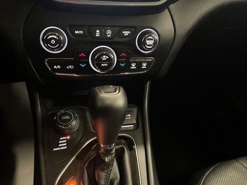 Used 2020 Jeep Cherokee Limited image 22