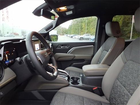 Used 2024 Chevrolet Colorado ZR2 w/ Technology Package image 5