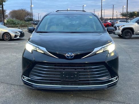 Used 2025 Toyota Sienna Limited image 2