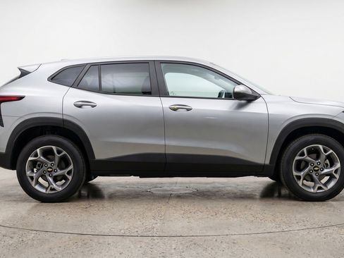 Used 2025 Chevrolet Trax LT w/ LT Convenience Package FWD image 11
