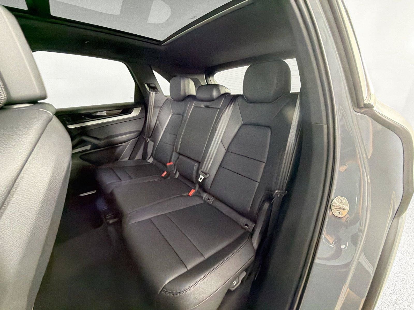 Certified 2025 Porsche Cayenne AWD/4WD image 25