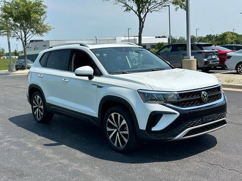Certified 2023 Volkswagen Taos SE w/ Panoramic Sunroof Package AWD/4WD image 3