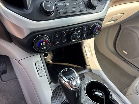Used 2017 GMC Acadia SLT FWD image 26