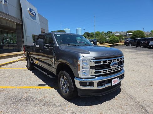 Used 2025 Ford F250 XLT w/ FX4 Off-Road Package AWD/4WD image 3