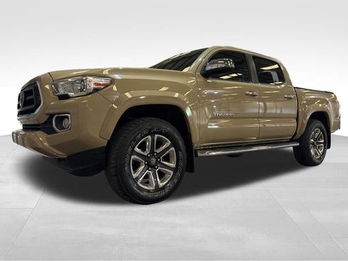 Used 2016 Toyota Tacoma Limited w/ Towing Package image 10