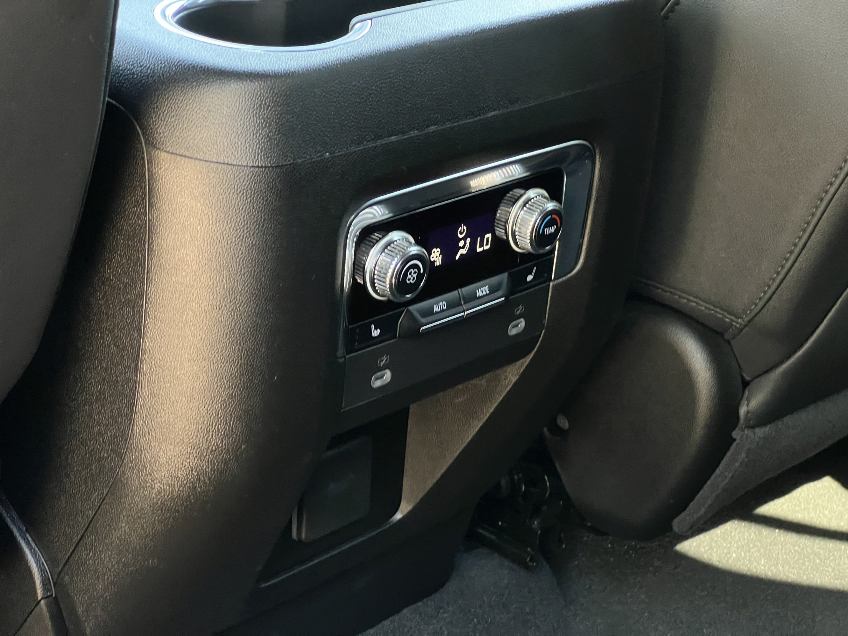 Used 2023 GMC Yukon XL AT4 w/ Technology Package AWD/4WD image 23