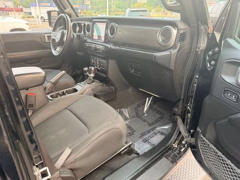 Used 2019 Jeep Wrangler Unlimited Sahara w/ Uconnect 4C Nav & Sound Group AWD/4WD image 24