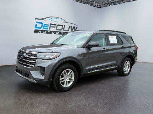 Used 2025 Ford Explorer Active AWD/4WD image 7