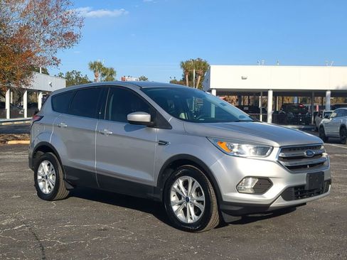 Used 2017 Ford Escape SE image 2