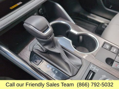Used 2024 Toyota Highlander Platinum image 25