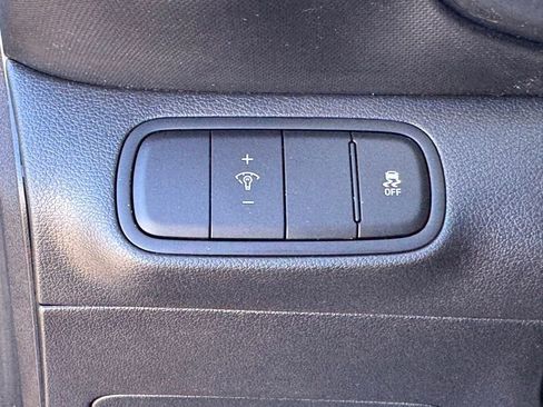 Used 2023 Hyundai Venue Limited image 31