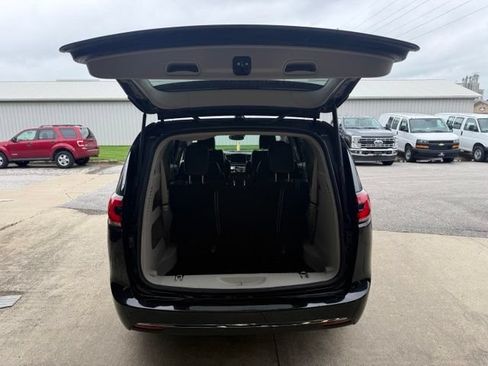 Used 2023 Chrysler Pacifica Touring-L FWD image 25