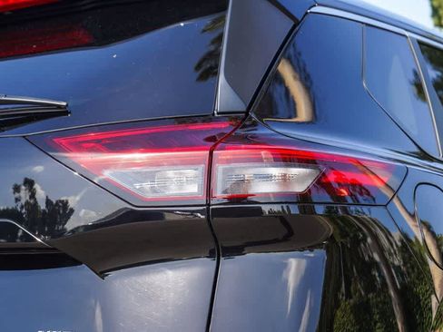 Used 2023 Nissan Rogue S AWD/4WD image 7