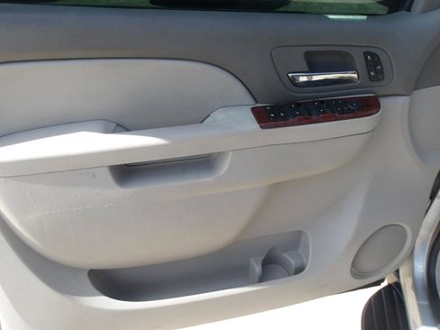 Used 2014 Chevrolet Suburban LT image 18