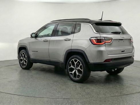 Used 2025 Jeep Compass Limited image 5