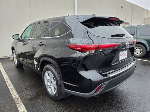 Used 2022 Toyota Highlander LE image 4