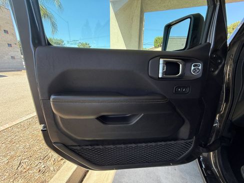 Used 2025 Jeep Wrangler Unlimited Sahara AWD/4WD image 18