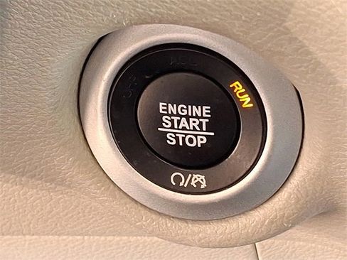 Used 2024 Chrysler Pacifica Touring-L image 19