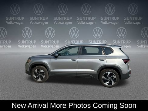 Used 2025 Volkswagen Taos SE w/ Panoramic Sunroof Package AWD/4WD image 3