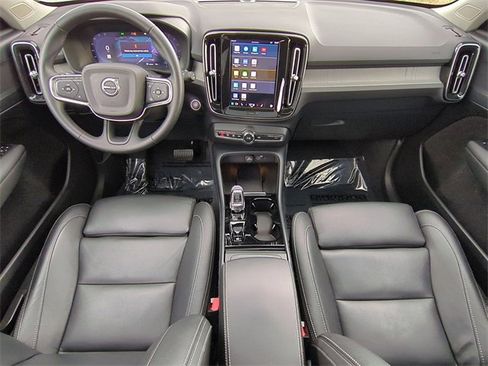 Used 2025 Volvo XC40 B5 Plus image 18