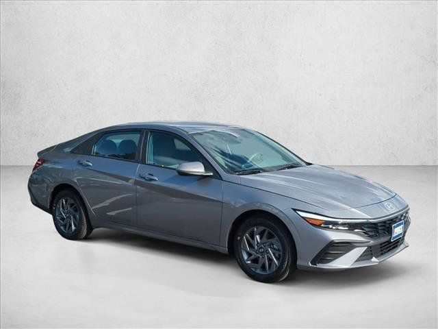 Used 2026 Hyundai Elantra Hybrid FWD image 3