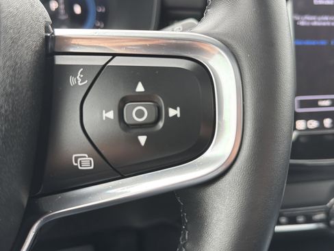 Used 2025 Volvo XC40 B5 Plus image 12