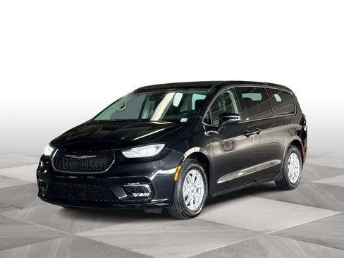 Used 2023 Chrysler Pacifica Touring-L FWD image 4